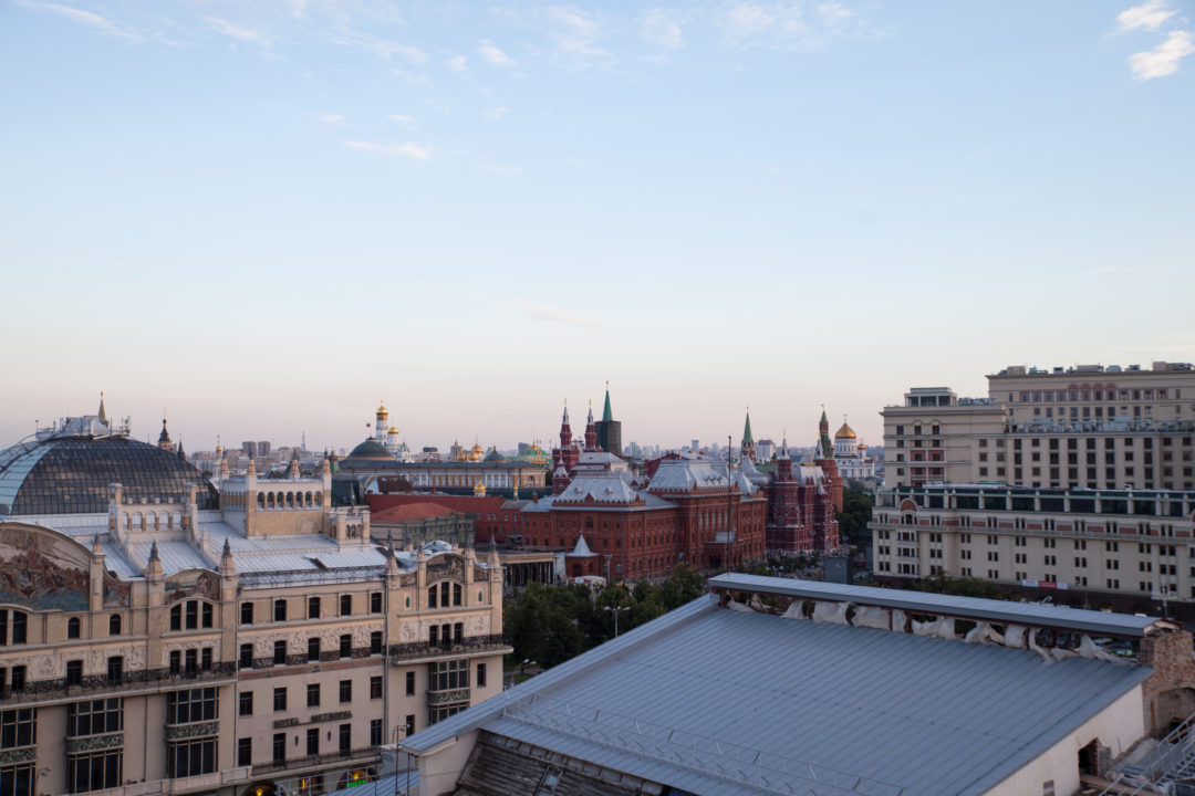 Worlds москва. Ararat Park Hyatt Москва здание. Арарат парк Хаятт Москва часовня. Арарат парк Хаятт Москва Москва вид с улицы. Вид с крыши Арарат на Москву.