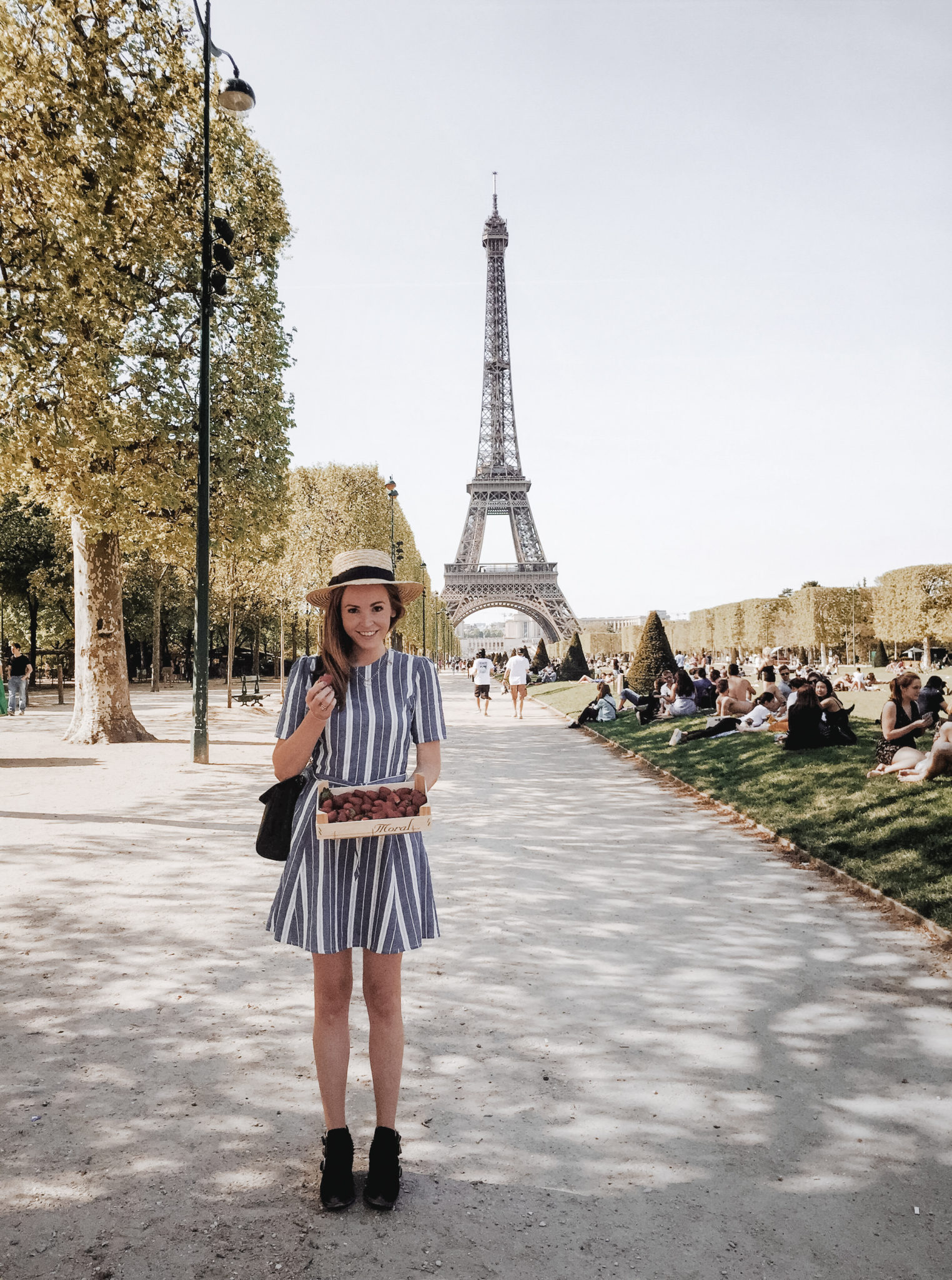 Picnic in Paris | WORLD OF WANDERLUST