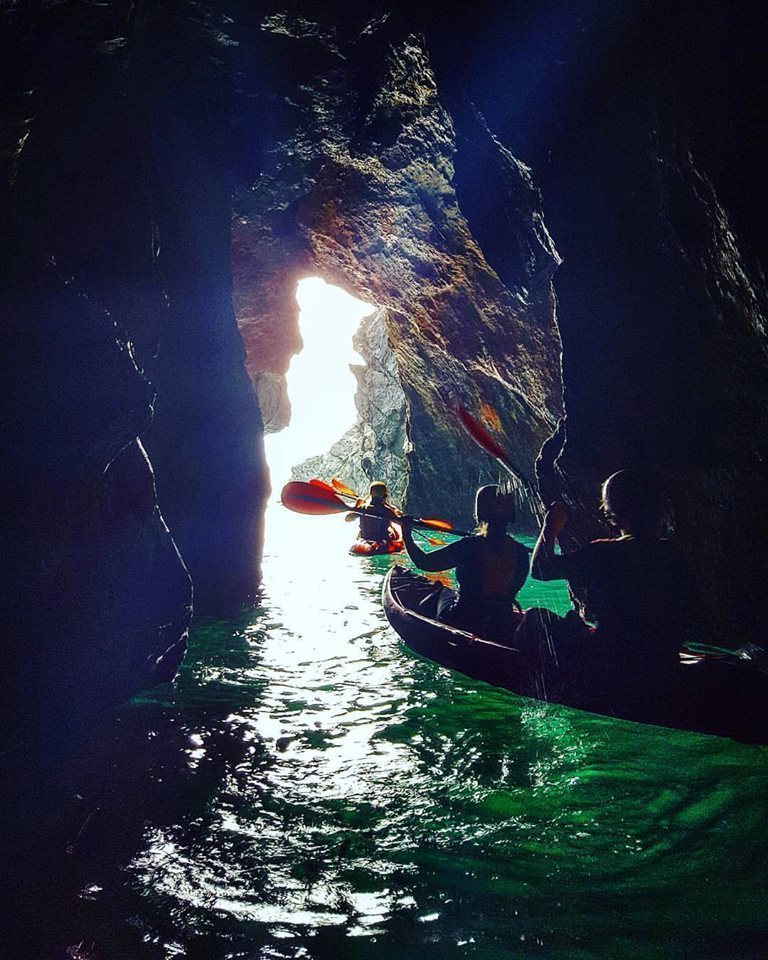 Kayak en la cueva del mar Wexford